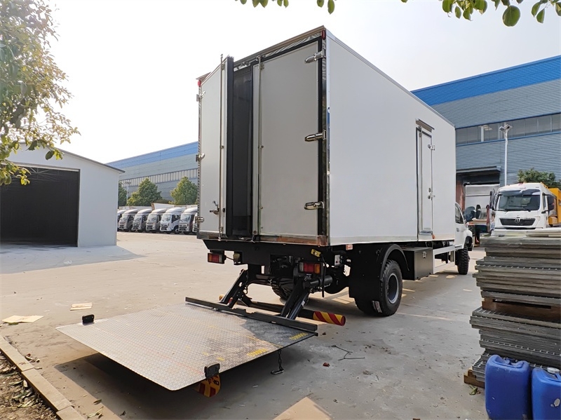 Isuzu ELF 700P 4x4 7tons frozen truck.jpg