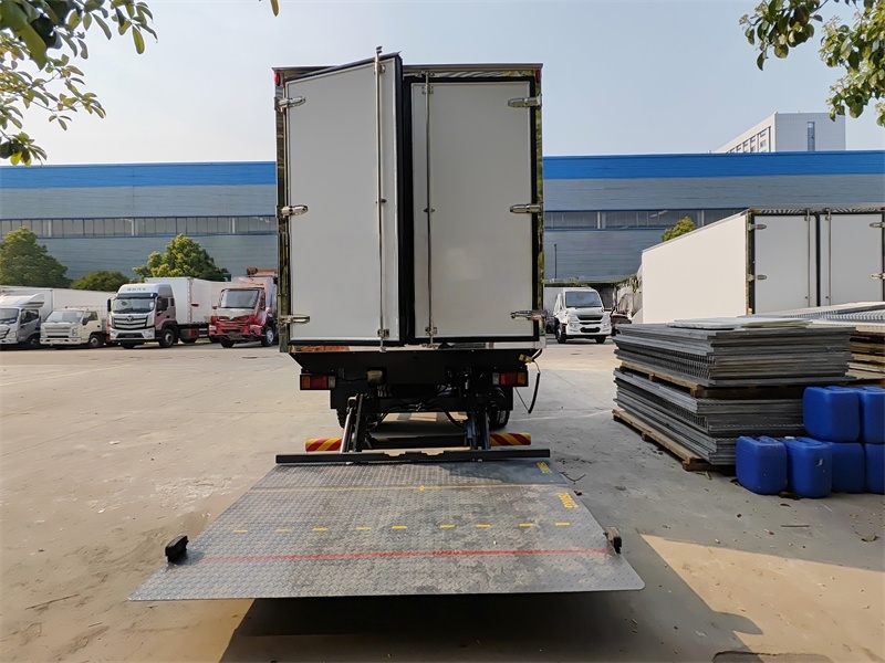 Isuzu NPR 700P 4x4 off road refrigerator vehicle (1).jpg