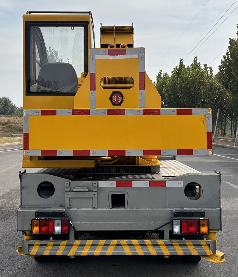 Isuzu crane truck (3).jpg