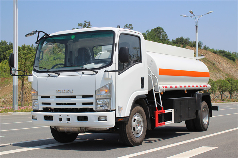 Isuzu 3000 gallons oil tanker truck (2).jpg